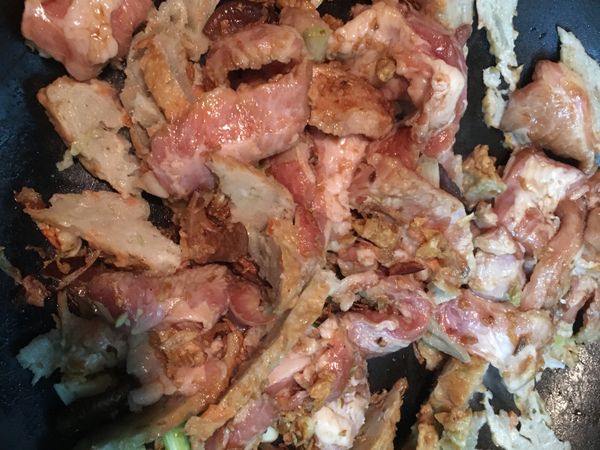 下紅蔥酥、豬肉炒至半熟