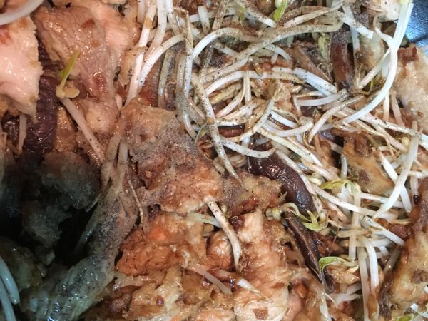 將豆芽菜倒入後以醬油、烏醋、白胡椒粉、高湯調味