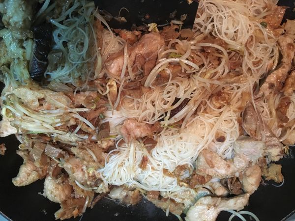 加入米粉炒到收汁即可