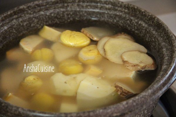 將地瓜切塊,放入栗子和薑片,倒入水煮滾