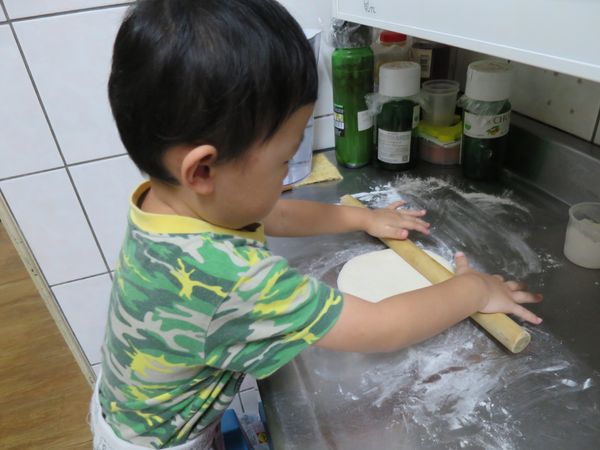 麵糰桿成圓扁形的麵皮(麵糰若黏手，桌上灑上少許手粉)，外圍稍微往內捲，讓外圍比較厚。