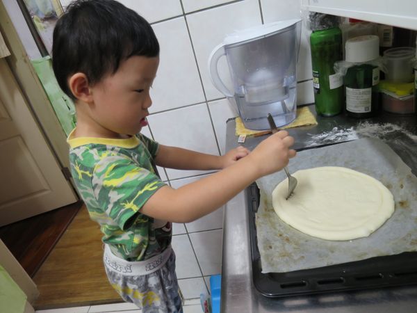 底部用叉子戳洞，以防要烤的時候，膨脹引起高低不平。