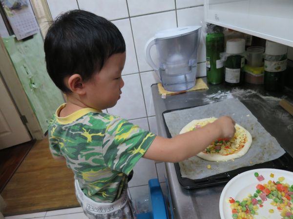 灑上火腿時蔬(均勻)，也可以再加上美奶滋。