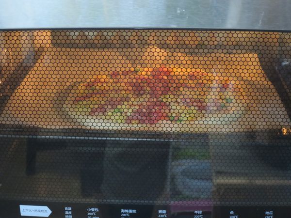 烤箱溫度一樣上火200度，下火180度，烤20分鐘。