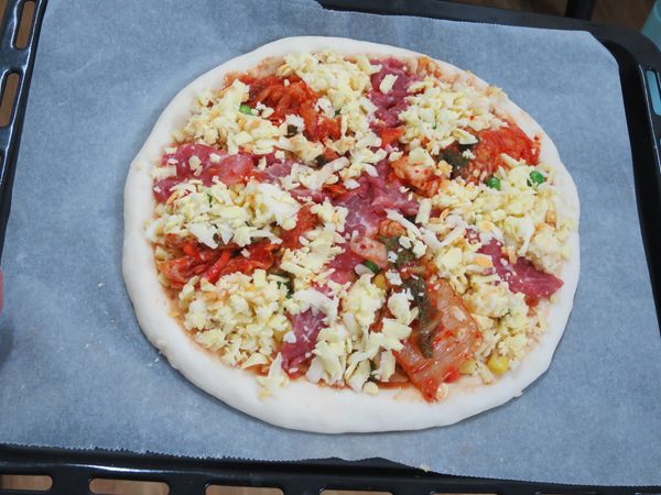 這是還加了泡菜的披薩。
喔喔喔！真好吃，美味極了！