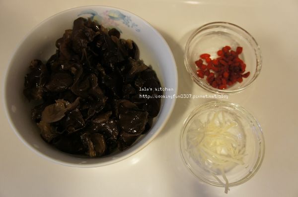 雲耳泡水約30分後,將雲耳蒂頭部分去除,撕成一口大小