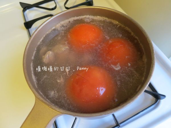 番茄在表面輕劃十字(為了方便之後去皮)，與牛肉塊一起進滾水川燙，約2-3分鐘撈出瀝乾，煮完的水不要倒掉，備用。