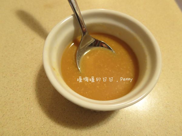 將味噌用少許熱水融化拌勻，倒入鍋中。