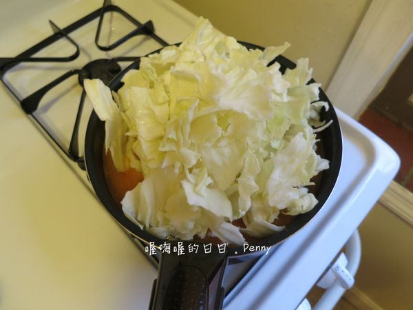 加入高麗菜煮至略為軟化可混合進湯中。