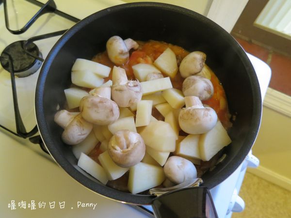 加入馬鈴薯與蘑菇拌炒。