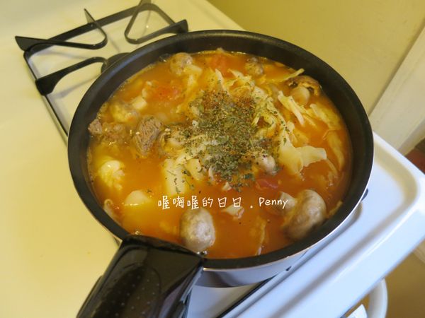 撒上黑胡椒與乾燥巴西里葉(也可加入月桂葉)調味，拌勻後蓋上鍋蓋小火燉煮約1-1.5小時。