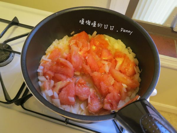加入番茄塊與番茄糊(也可使用番茄義大利麵醬)續炒至軟化。