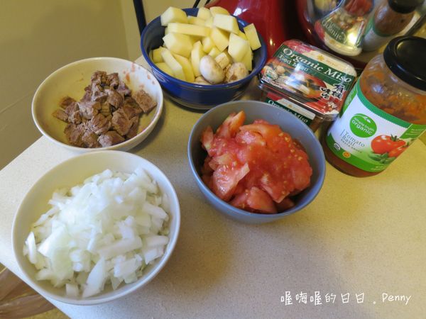 備料：番茄去皮切塊、洋蔥切丁、馬鈴薯削皮切塊、高麗菜剝成小塊。