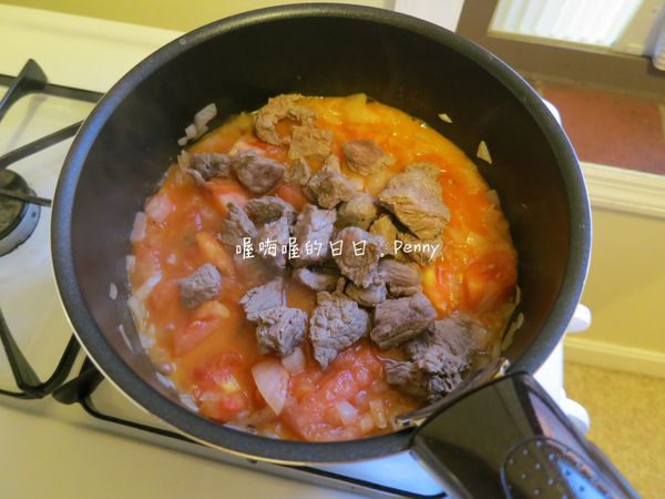 加入牛肉拌炒。