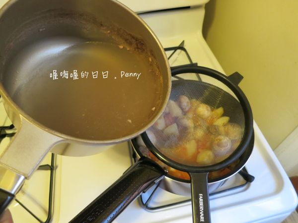 取步驟1的水過濾掉渣渣，倒進鍋中(也可用高湯或水)，量約比蓋過材料再多一點。