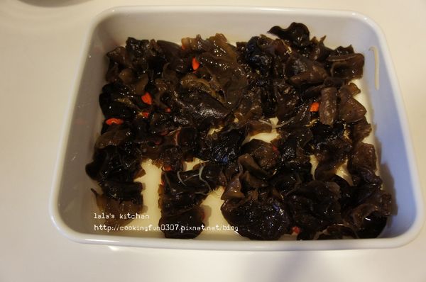 將鹽、糖、白醋混合均勻後，倒入雲耳中調味,再放進冰箱冷藏醃至入味(24小時以上效果較佳),上桌前拌上一點香油提香