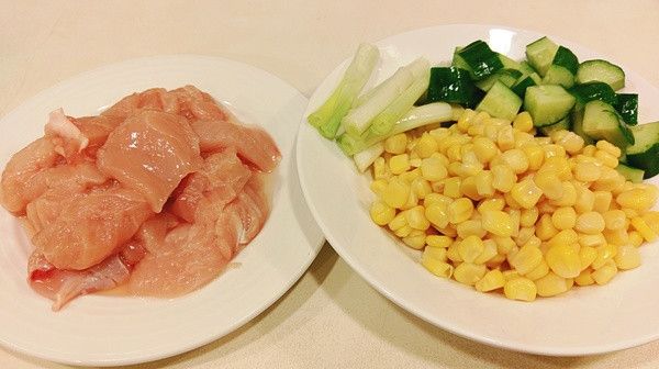 備好食材
雞胸肉切小丁塊狀 小黃瓜切丁 玉米粒瀝乾水份 青蔥取蔥白