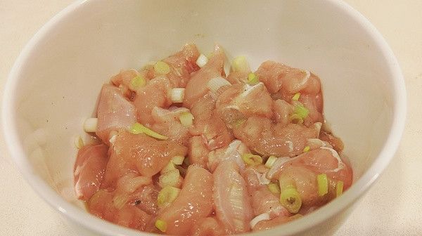 蔥白切末及雞丁放入碗內加入全部醃料抓勻醃製5分鐘