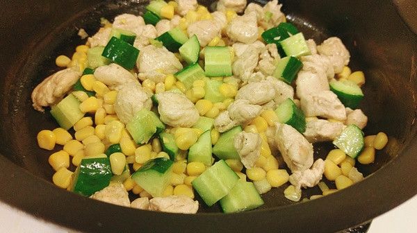 雞丁拌炒至變白就可加入玉米粒及小黃瓜拌炒均勻