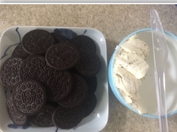 將餅乾奶油餡刮除