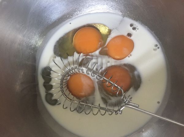 全蛋四顆（較小的土雞蛋），因為不想浪費蛋白，選擇較小的土雞蛋剛剛好，加入配方的牛奶100cc混合