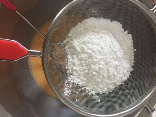 過篩玉米粉加入蛋液中，拌至無乾粉後再將蛋液過篩備用