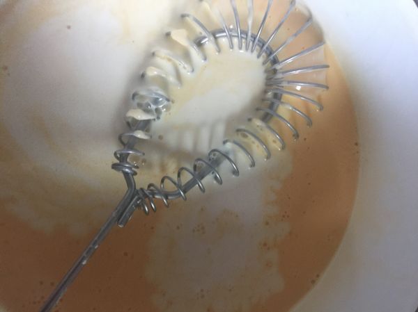 將熱牛奶一匙一匙慢慢加入蛋液裡，我家了四大湯匙左右。