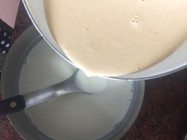 混合的蛋液慢慢倒進牛奶裡，不要一次倒入