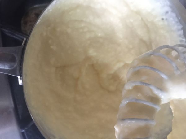 一直拌至濃稠，出現紋路不消失後熄火。離開爐面，再攪拌個30秒