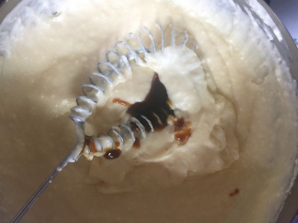 加入少許香草醬、橙酒攪拌均勻