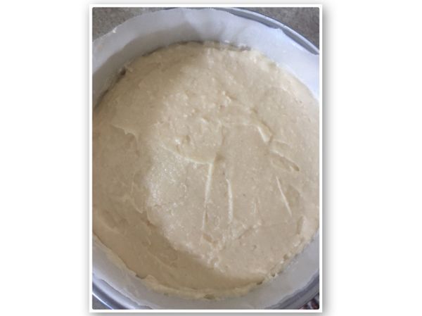 冰箱取出oreo餅乾模，倒入布丁層，利用刮刀抹平