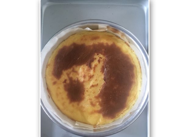 放入烤箱180/160烤60分鍾，最後10分鐘如果沒上色就調上火至200度。
出爐後不脫模，放涼後放入冰箱冷藏4小時，再脫模切片。