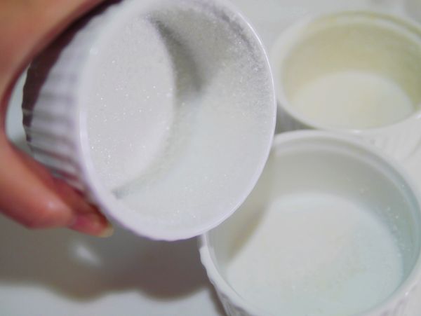 準備工作：

1.布丁杯內抹一層奶油、再滾一層細砂糖(食材分量外)，把多餘的糖倒出備用。

2.蛋黃、蛋白分開。

3.烤箱預熱160度。