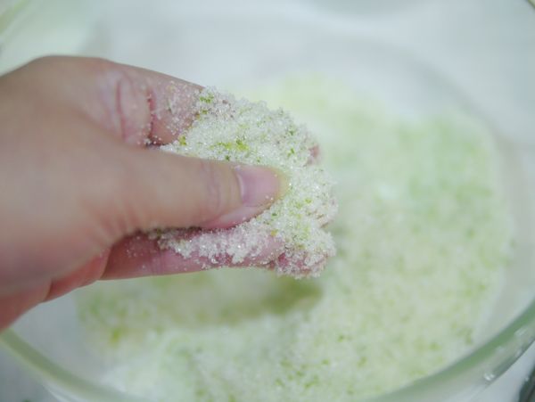 1.在大碗裡放糖、檸檬皮，用手搓揉、讓檸檬皮釋出精油香氣。

2.低粉過篩加入拌勻。

3.另一個碗放牛奶，檸檬汁和蛋黃，拌勻備用。