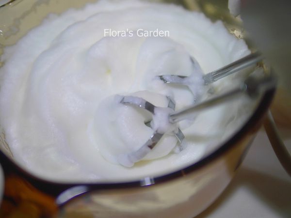 蛋白加少許鹽打發