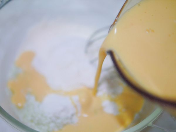 3.慢慢加入2.中，邊加邊攪拌均勻。