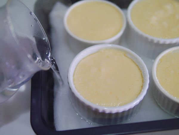 將麵糊倒入備用的布丁杯。

烤盤注入熱水到杯子的一半，蓋錫箔紙烤20分，取出錫箔紙續烤20分。