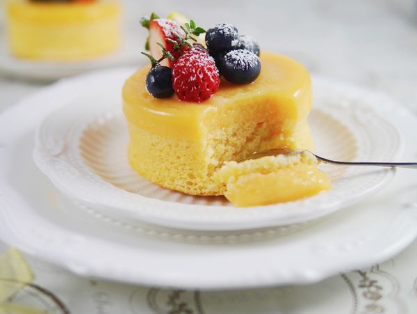 室溫冷卻後，用小刀從邊緣化一圈、倒扣。可加果醬或水果或二者一起享用。