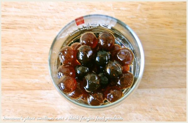 撕開黑木耳QQ圓的封膜，將內容物直接倒入玻璃杯中。