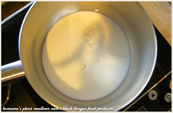 取一小鍋，將光泉鮮乳倒入鍋中，直接小火加熱至可入喉的溫度。