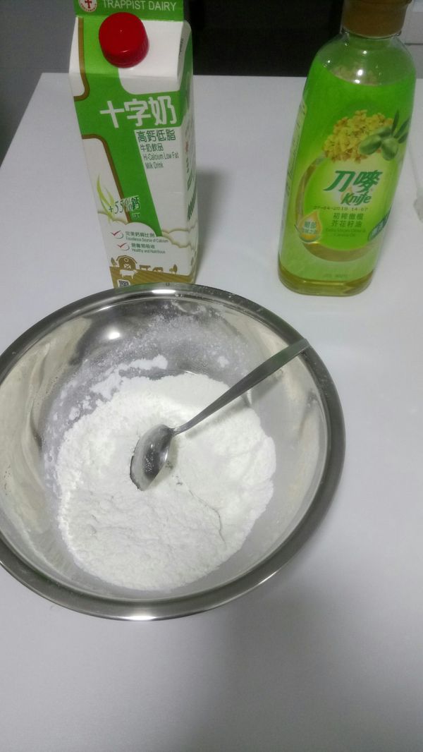 材料準備好牛奶不須加熱可直接加入粉中