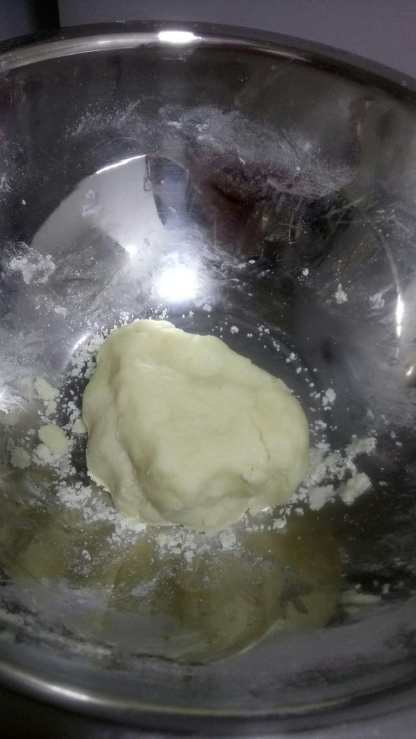 麵粉不須過篩加入牛奶、砂糖和食用油攪拌均勻至無粉粒即可