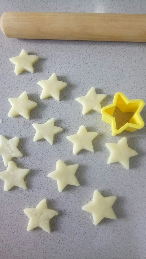 看家中有甚麼模具，重點是曲奇中間要有一個凹洞