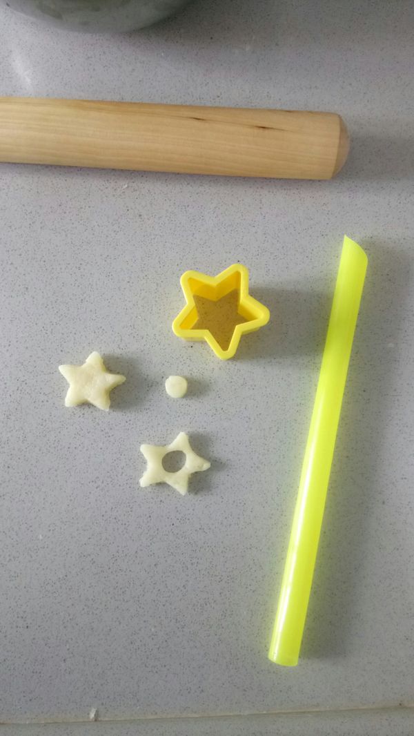 我用珍珠奶茶的吸管在中間戳一個洞，將中間有洞的麵團疊在沒有洞的麵糰上