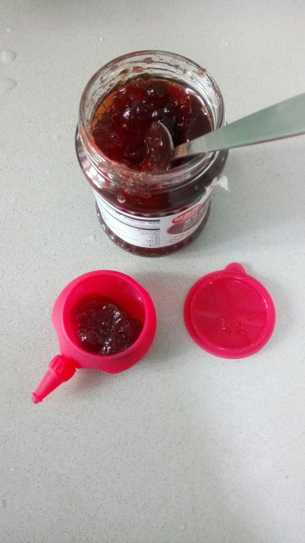 果醬放入擠花袋或是擠花器中