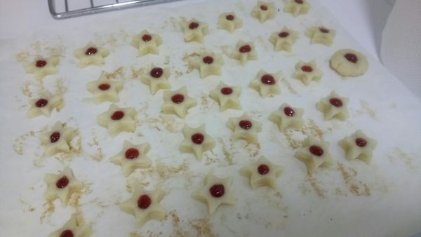 填入中間的洞洞放入預熱180度的烤箱中烤15分鐘放涼就可以囉!