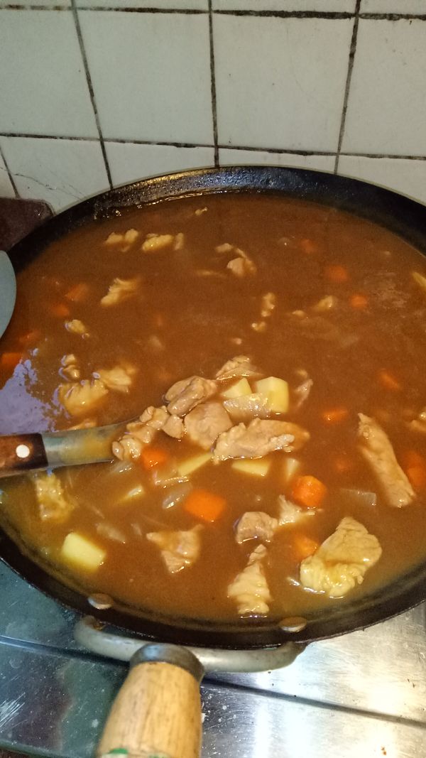 等馬鈴薯也變軟後加入豬肉跟咖哩塊下去喇喇咧再煮到豬肉入味即可（因為豬肉剛剛有炒到半熟再丟下去比較不容易導致肉煮太柴）