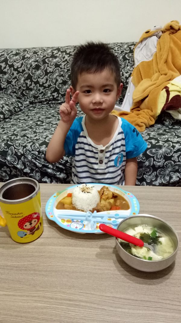 最後再盛上飯擺盤裝飾一下就是騙小孩好用的咖哩飯哩😂
