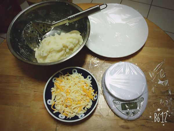 馬鈴薯洗淨削皮切塊盛盤，倒入1~2碗水至電鍋外鍋蒸熟。蒸熟後趁熱搗成泥，中途加入日本太白粉後拌勻。