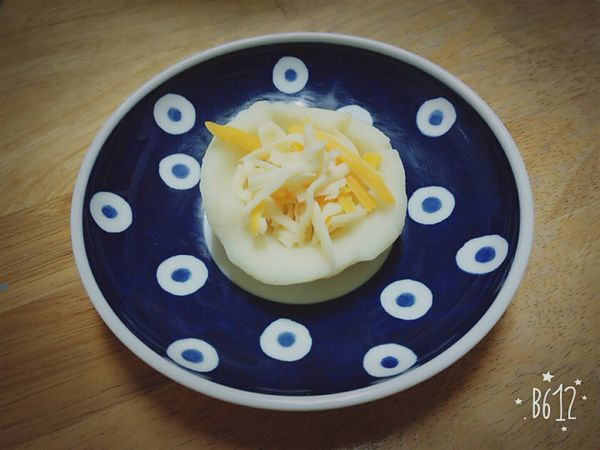 我用秤子秤馬鈴薯團一個份量約50g，攤開後加入8g左右的起司絲(喜歡起司多一點可加到10g)，然後像捏包子一樣包起來。